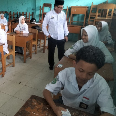 Pantau Ujian Madrasah di MA DDI Alliritengae, Kakankemenag Maros Suntik Motivasi Siswa