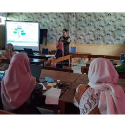 Guru MAN 2 Kota Makassar Menjadi Instruktur Bimtek AKMI
