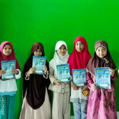 Jelang Puasa, Siswa MIM Romang Lompoa Terima Buku Agenda Kegiatan Ramadhan