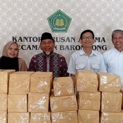 Awal Ramadhan, KUA Barombong Salurkan 400 AlQur'an Wakaf