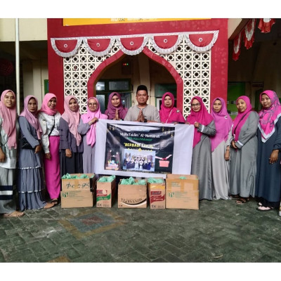 *Berbagi Berkah, MIN 1 Kota Makassar Kolaborasi Majelis Taklim Al-Humaerah Bagi-bagi Takjil*