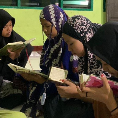 Rutin Halaqah Tilawah Subuh Santri Putri MAS Darul Istiqamah Bulukumba