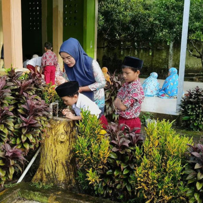 Peserta Didik Kelas Dua MIS Karama Gelar Praktek Wudhu