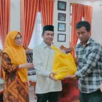 Ka Kankemenag Selayar Serahkan Paket Sembako Untuk Tenaga Satuan Pengamanan