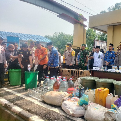 H. Muhammad Ikut Musnahkan Miras Hasil Razia Polres Maros