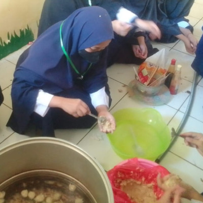 Peserta Didik MTs Darul Istiqamah Bulukumba Ujian Praktek Prakarya Membuat Bakso Ayam