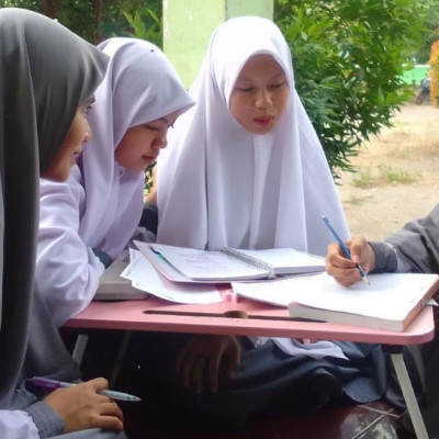 Tingkatkan Keterampilan Menulis Siswa MAS Darul Istiqamah Bulukumba Dengan Belajar Kelompok