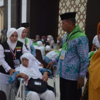 Tiba di Asrama Haji Sudiang, 2 Orang JCH Sinjai Gunakan Kursi Roda
