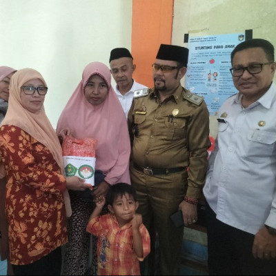 Lawan Stunting, Kemenag Maros bersama DWP Susur Desa Salurkan Bantuan