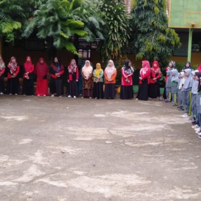 Jelang Liburan Akhir Tahun Ajaran, MIN 1 Bone Berikan Apresiasi Kepada  Siswa Berprestasi