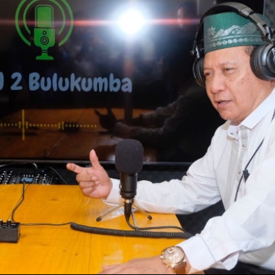 Resmi, Studio Podcast MTsN 2 Bulukumba  Tayang Perdana, Kepala Kakan Kemenag Persembahkan sebuah lagu