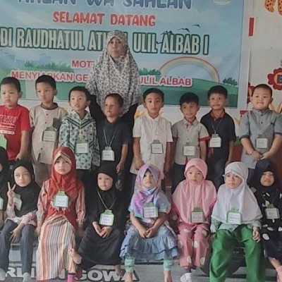 Antusias Siswa Baru RA Ulil Albab 1 Gowa Kenali Lingkungan Sekolah