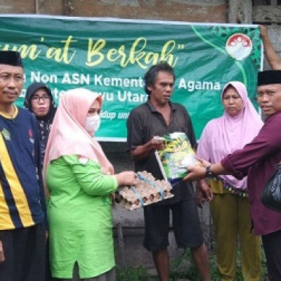 Pasca Jadi Pembimbing Ibadah, Rusydi Hasyim Baksos Jumat Berkah