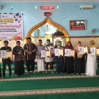 Dihadapan Bupati, Kakankemenag Maros Serahkan 7 Sertifikat Halal bagi Pelaku Usaha di Mandai