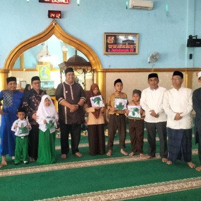 Bupati Maros Salurkan Bantuan 2.309 Pasang Seragam untuk Siswa Madrasah