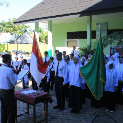 Upacara Bendera di MTsN 2 Maros: Penuh Semangat dengan Pelantikan Pengurus OSIM Periode Baru