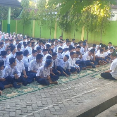 Salat Duha Berjamaah di MTSN 2 Maros Dikawal Nasehat Bermakna Dr. Sakkirang