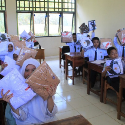 Terima Kasih, 115 Siswa MTsN 2 Maros Terima Bantuan Seragam dari Pemkab Maros