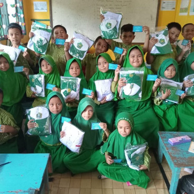 Inilah Raut Gembira Siswa MIN Maros Terima Bantuan Seragam dari Bupati Maros