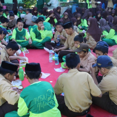 Dukung Program Madrasah Sehat, MTsN 2 Maros Gelar Sarapan Bersama