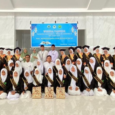 MTs Arifah Gowa Wisuda 79 Siswa Kelas Tahfidz