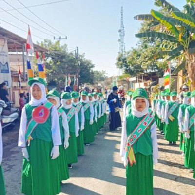 Hijau Putih Siswa MIN 2 Gowa, Meriahkan Lomba Gerak Jalan Kecamatan Pallangga