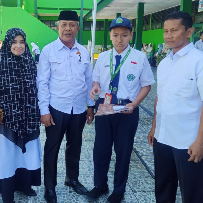 MTsN 1 Bone Beri Award Kepada Siswa dan Organisasi Berprestasi