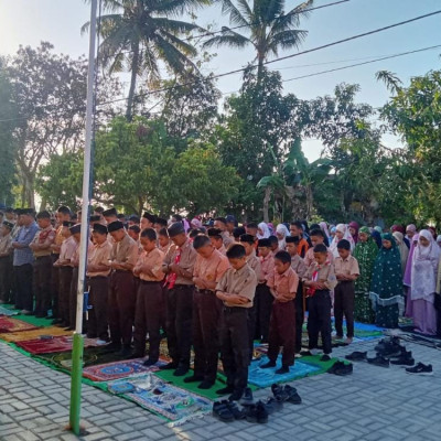 Kepala MTsN 6 Bulukumba Memotivasi Siswa Melalui Sholat Dhuha Berjamaah