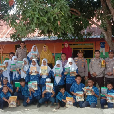Peduli Budaya Literasi, Polsek Gantarang Distribusikan Buku di MTs. Darul Ulum Muhammadiyah Jalanjang