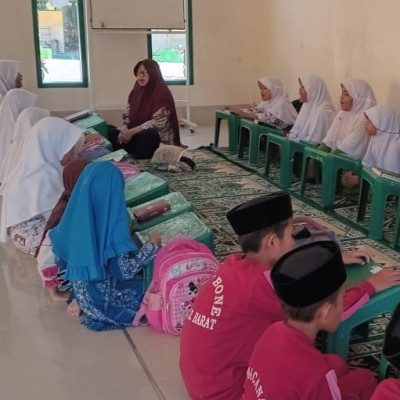 Andi Murni Pembina Kelas Tahfidz MIN 7 Bone Gencarkan Muroja'ah