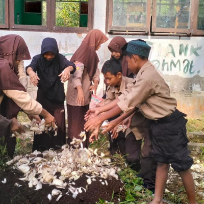 Buat Pupuk Kompos, Proyek Kewirausahaan  MTsN 5 Bulukumba