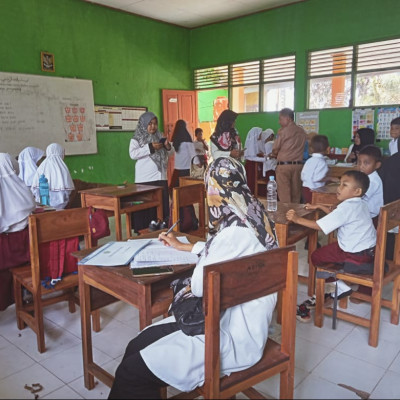 Jaga Kesehatan Siswa, Nakes Puskesmas Bontotiro Gelar Vaksinasi Terpadu di MIN 6 Bulukumba