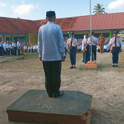 Kepala KUA Bulukumpa Memimpin Upacara di SMPN 14 Bulukumba dan Sosialisasikan Program Kementerian Agama