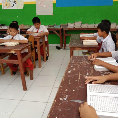 Siswa Kelas 5 MI 2 Bulukumba Konsisten Baca Al-Quran Sebelum Belajar