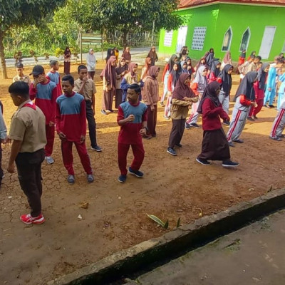 Jumat Sehat dengan Senam Bersama Peserta Didik MAS Darul-Qalam dan SMP Islam Al-Qalam Bulukumba