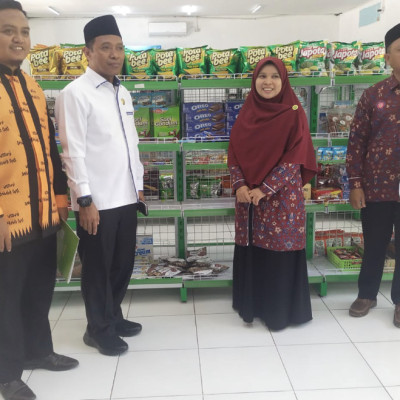 Kakankeman Kota Makassar Kunjungi Atthoyyibah Mart MTsS Darul Arqam Gombara