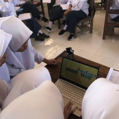 Tingkatkan Penguasaan Bahasa Arab, Santri Kelas XII MAS PPUW Gunakan Permainan Anagram