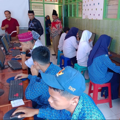 Kasi Penmad dan Ketua Pokjawas Pantau ANBK di MTs Al-Irsyad Biringkaloro