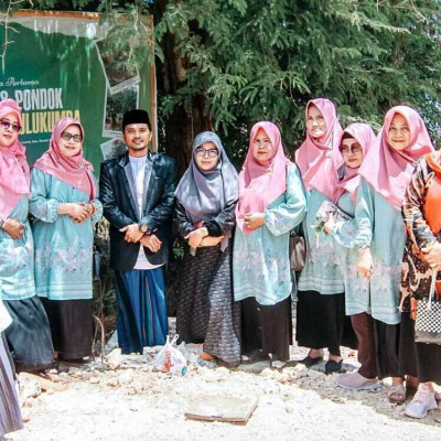 Hj. Suarti Syam Bersama Rombongan Bantu Pembangunan Masjid dan Pesantren Al Insyirah Tanggul, Tanah Lemo