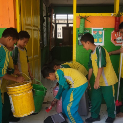 Peserta Didik MIN 1 Bulukumba Tunjukkan Kesadaran Lingkungan Melalui “Aksi Bersih”