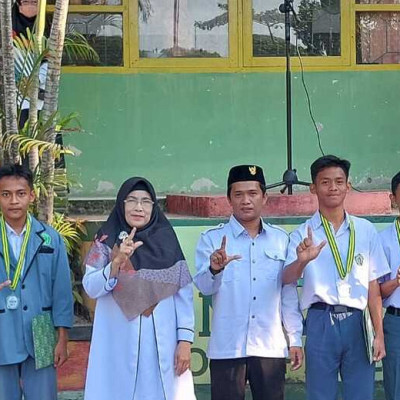 Siswa Tahfiz MAN 2 Kota Parepare Terima Cendera Mata dan Tanda Kelulusan Simaan Alquran