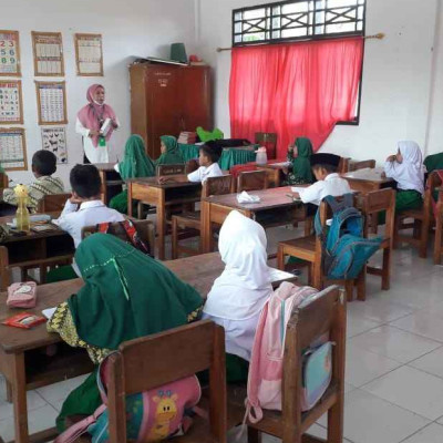 Cegah Cacingan, Siswa MIN Pinrang Mendapatkan Pembagian Obat Cacing dari UPTD Puskesmas Lanrisang