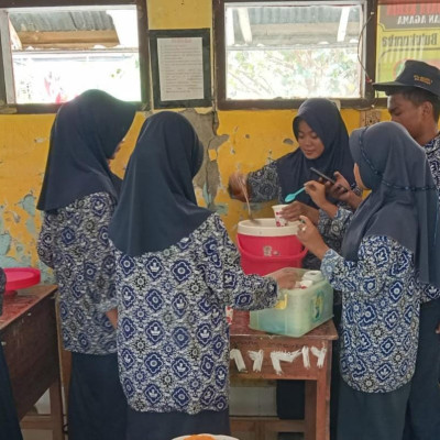 Siswa Kelas IX MTsN 5 Bulukumba Praktek Bikin Juice & Es Buah