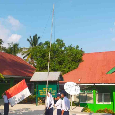Tilawah Tampil pada Upacara Bendera MTsN Kepulauan Selayar