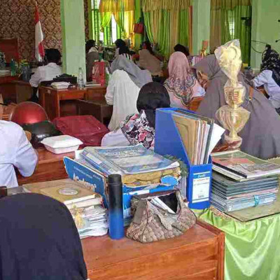 Kepala MTsN Pinrang, Suardi Pimpin Rapat Rutin di Ruang Guru