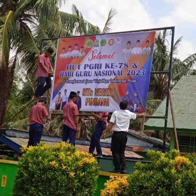 Siswa MTsN Pinrang Semangat Pasang Spanduk Jelang Hari Guru Nasional