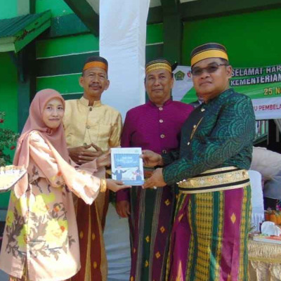 Kakan Kemenag Pinrang Terima Buku Persembahan Guru MAN Pinrang pada Upacara HGN 2023