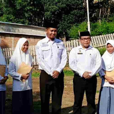 Upacara Hari Guru Nasional  di MA Biharul Ulum Ma’arif Diisi Pembacaan Puisi