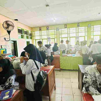 Siswa Siswi MTsN Pinrang Berburu Tanda Tangan Guru Jelang Semester Ganjil