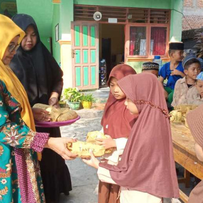 Antusiasme Peserta Didik MI DDI Kampung Baru pada Penerimaan Rapor dan Hadiah Porseni